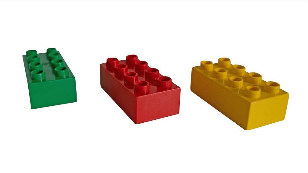 Ein blauer, ein roter und ein gelber Legostein